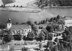 Flygfoto över Hammar, kyrkan, bostadshus.
Bilden tagen för vykort.