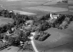 Flygfoto över Viby kyrka.
Bilden tagen för vykort.
Förlag: E. Skagerlinds Pappershandel, Vretstorp.