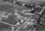 Flygfoto över Vretstorp.
Bilden tagen för vykort.
Förlag: E. Skagerlinds Pappershandel, Vretstorp.