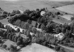 Flygfoto över Kvistbro kyrka.
Bilden tagen för vykort.
Förlag: E. & M. Kjell, Fjugesta.