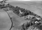 Flygfoto över Hardemo, kyrkan och bostadshus.
Bilden tagen för vykort.