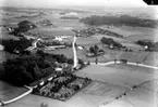 Flygfoto över Kvistbro. Kvistbro kyrka i förgrunden.