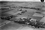 Flygfoto över Mörby södra, bostadshus och byggnader. Täbykvarn i bakgrunden.