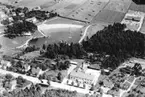 Flygfoto över Kumla, Djupadalsbadet.
Kumla Mejeri i förgrunden.
Bilden tagen för brevkort.
Förlag: Nils G. Eriksson, Cigarraffär, Kumla.