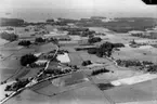 Flygfoto över Åsby, Hjälmaren och Närkesslätten.