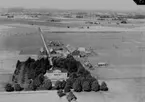 Flygfoto över Älgskogens (Elgskogens) gård, bostadshus och ekonomibyggnader.