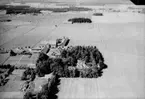 Flygfoto över Torps gård, Kräcklinge.
Bilden tagen för brevkort.
Förlag: Götabro Handel, Hardemo.