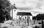 Viby kyrka, exteriör.
Bilden tagen för vykort.
Förlag: E. Skagerlinds Pappershandel, Vretstorp.