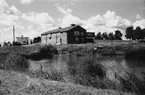 Fjugesta folkskola, tvåvånings skolbyggnad.
Bilden tagen för vykort.
Förlag: E. & M. Kjell, Fjugesta.