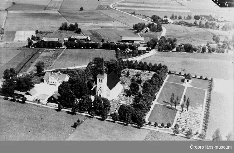 Flygfoto över Askers kyrka.
(Beställare: Tybble Handels AB, Odensbacken)