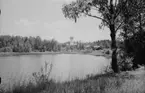 Zinkgruvan, sjöutsikt, gruvtornet och anrikningsverk i bakgrunden.
Bilden tagen för vykort.
Förlag: Fallbergs Kiosk, Zinkgruvan.