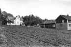 Motiv från Gisselnäs (I), Åtorp, bostadshus och ekonomibyggnader.
Bilden tagen för vykort.
Förlag: Lundells Kiosk.