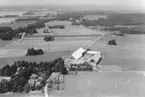 Flygfoto över Träntorp, bostadshus och ekonomibyggnader.