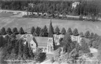 Flygfoto över Guldsmedshytte kyrka.
Bilden tagen för vykort.