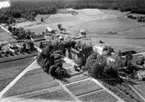 Flygfoto över Åsbrohemmet, Åsbro.
Bilden tagen för vykort.
Förlag: Ivan Eklund, Järnvägskiosken och Hedlunds Eftr.