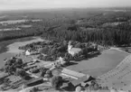 Flygfoto över Lerbäcks kyrka. Bostadshus och ekonomibyggnader.
Bilden tagen för vykort.
Förlag: Ivan Eklund, Järnvägskiosken, Åsbro; Emil Lundquists Eftr., Gustafsson & Co, Rönneshytta; Konsum Kårberg.