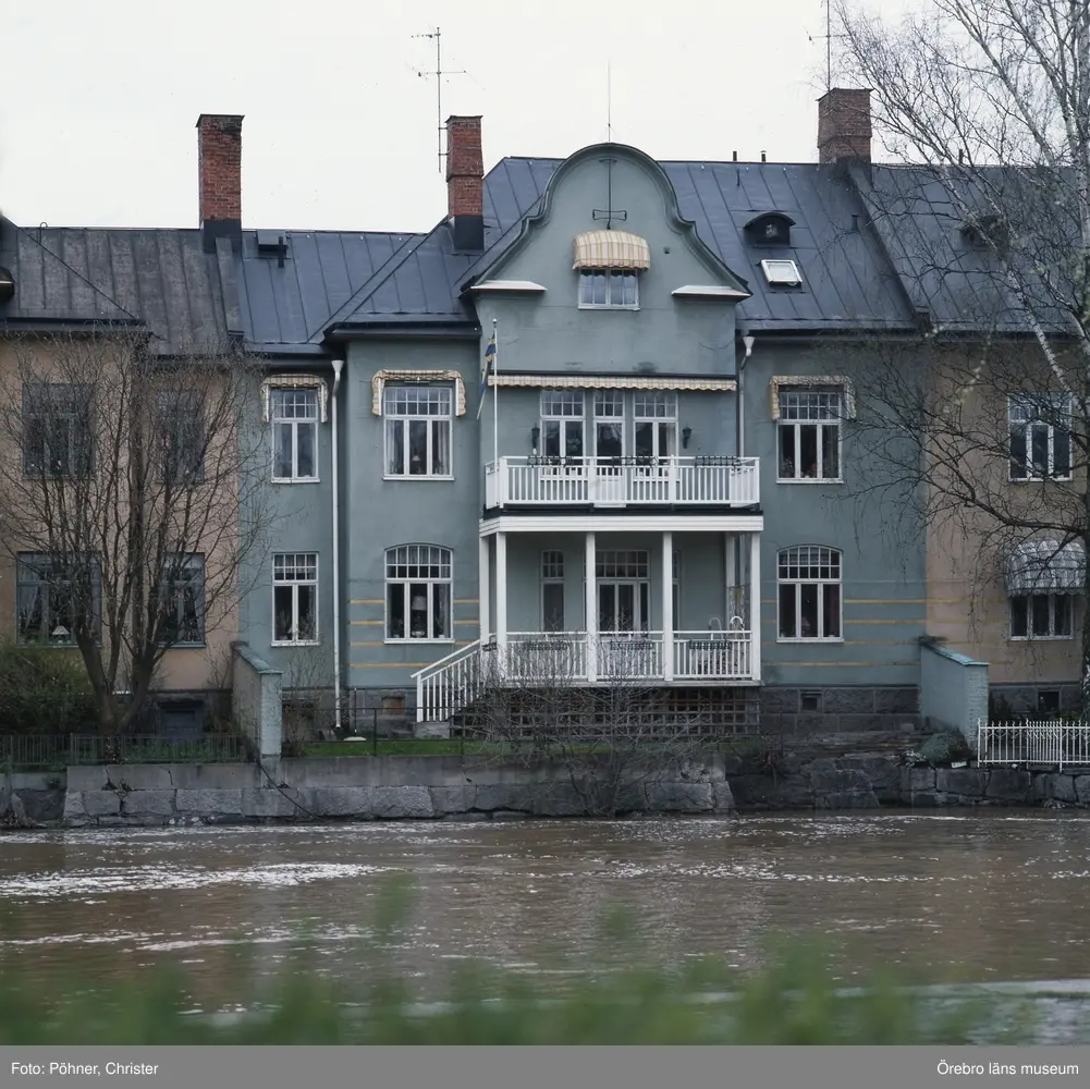 Hus byggda utmed svartån i Örebro. Husen har adressen Olaigränd, i mitten Olaigränd 6.