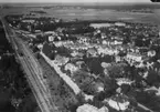 Flygfoto över Kumla.
Kumla varmbadhus är med på bild. I maj 1923 påbörjades bygget, klart 1924. Fotot är troligen från mitten eller slutet av 1920-talet (1924-1930).