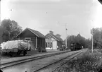 Skönnarbo järnvägsstation, stationsbyggnad, tåg, arbetare.