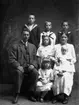 Familj åtta personer, Olga och Arvid Stenholms med sina barn.
Gösta Stenholm, född 1908-01-11; Bertil Stenholm, född 1911-11-08; Bror Stenholm, född 1909-10-09; Sonja Stenholm, född 1913-10-06; Margit Stenholm, född 1919-06-25; Ingrid Stenholm, född 1915-07-15. Alla barnen är födda i Svennevad.