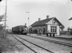 Svennevad station med ett ånglok och järnvägspersonal.