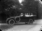 Sex personer i en bil. 
Bilen är en Hudson från ca 1918-1920.