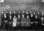 Klassrumsinteriör, elever med lärare. 
Fortsättningsskolan vid kyrkskolan i Svennevad. År 1924.
Folkskolläraren Linus Andrén. Nedre raden: nr.2 från vänster Asta Kullberg. Övre raden: nr.3 från vänster Harald Kullberg, nr.4 från vänster, Ingrid Strömberg, nr.5 från vänster Ellen Eriksson.