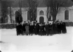 Gruppbild.
Svennevads kyrka i bakgrunden.
Vinterbild.