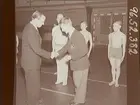 Gymnastik, Idrottshuset 1946.
 Arne Karlsson får medalj i femkamp.