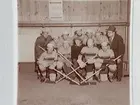 Ishockey; Örnsro, Örebro Idrottsplats 1947.
BK Forward: Bakre raden fr.v: Rune Jansson, ledare, Bertil Järhede, Nils Andersson, Harald Medin, Rolf Bergström, lagledare Allan Yxner.
Främre raden fr.v: Lars Olle Widlund, Georg Svensson, Tage Karlsson, Börje Folkesson och Erik Svensson.