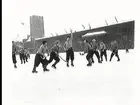 Situationsbild, Tage Magnusson tar ner bollen i vit mössa och Snoddas Nordgren (bandyspelare i Bollnäs)