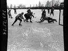 Bandy.
 ÖSK - Askersund 5-1.
IFK Askersunds  målvakt Stig Reveny kniper bollen.