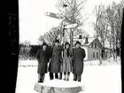 Gösta Klingbergs ressällskap ståendes vid vägskyltar i Oslo.