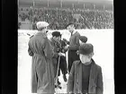 Micke Bergström från Växjö skriver autografer.