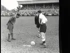 ÖSK-Stade Francies, Paris. Slantsingling, lagkapten Sten Dahl i mitten.