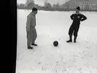 Tränare Georg Reinor på grusplan med Åke Engvall och Lennart Andersson.