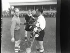 Fotboll. ÖSK - Drammen Norge. 3-1. Lagkapten Sten Dahl byter blommor med Drammens kapten.