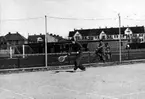 Gösta Klingberg (ÖSK) vid Eyravallens tennisbana.