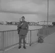 En militär står vakt mot Finland.