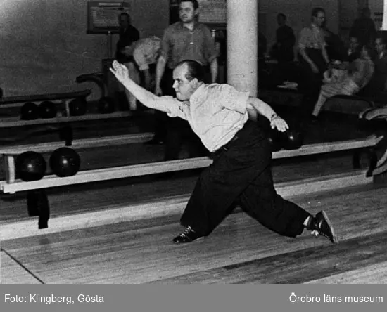 "Knubben" Ahlberg spelar bowling.