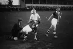 Fotboll.
Åke Jakobsson i ÖSK målet fångar bollen.