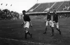 Herold Wolfbrandt lämnar planen med kompisar, Råsunda fotbollsstadion, Stockhom.