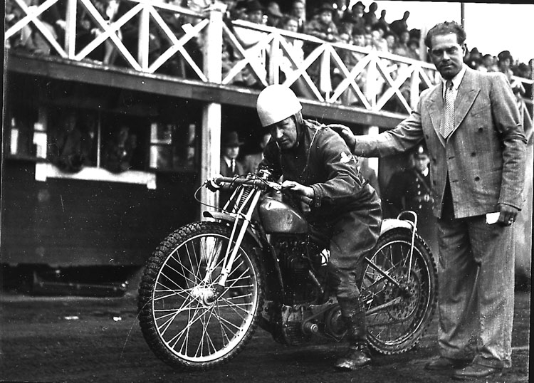 Kumla "Frasse" (Evert) Fransson vid Kumla Idrottspark, 10 juni 1945.