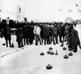 Curlingtävling på Eyravallen 1924.
 Bland deltagarna märks i vit jacka nr 6 frv Rune Dahlman, nr 7 Ivar Lindmark, nr 8 Gustav Bylén, längst fram nr 9 Carl Engelbrektsson och nr 10 Paulus Källander. Intill Carl Axel Tham längst till höger står Carl Norberg.