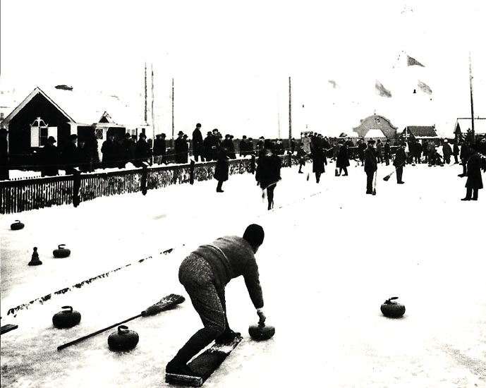 Curlingtävling vid Eyravallen år 1924, curlingstugan till vänster