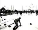 Curlingtävling vid Eyravallen år 1924, curlingstugan till vänster