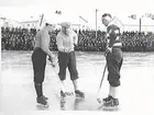 Bandymatchen i Västerås börjar, ÖSKs E.Svensson och V.S.Ks Pontus Widen singlar slant.