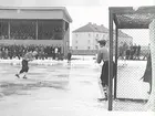 ÖSK mot Katrineholm SK.
 Tjappe Magnusson ÖSK kämpar om bollen.