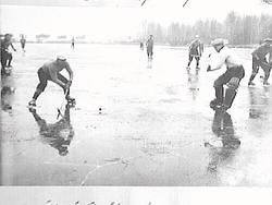Bandy. ÖSK, Sääv gör första målet, Jojje försöker detsamma.