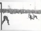 Bandy vid Askersunds idrottsplats.
 Gunnar Karlsson skjuter mot K.J Ekberg.